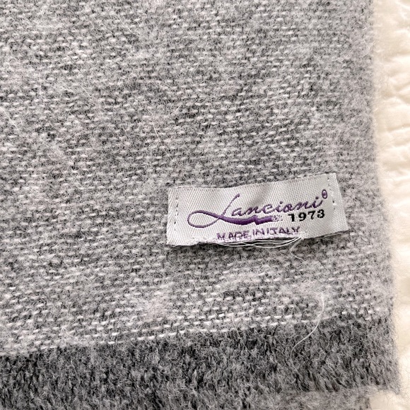 **SOLD** Large scarf - Picture 2 of 3